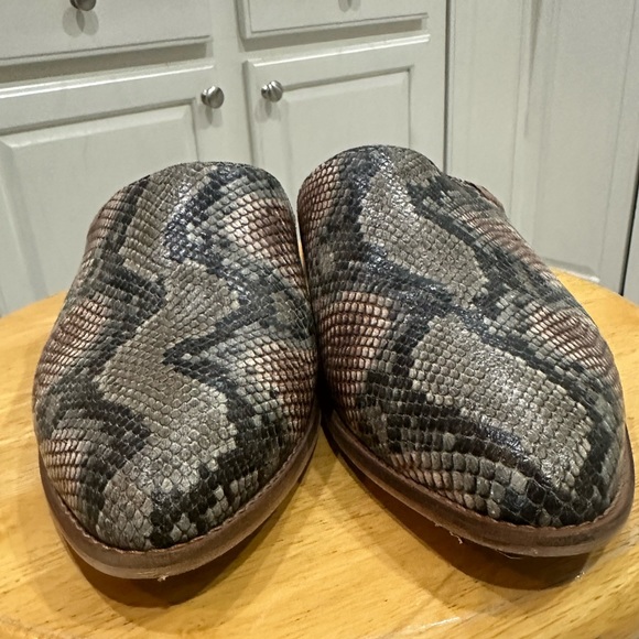 Frye and Company Causal Snake Skin Print Mule 'Jacy' slip on flat - Picture 4 of 8